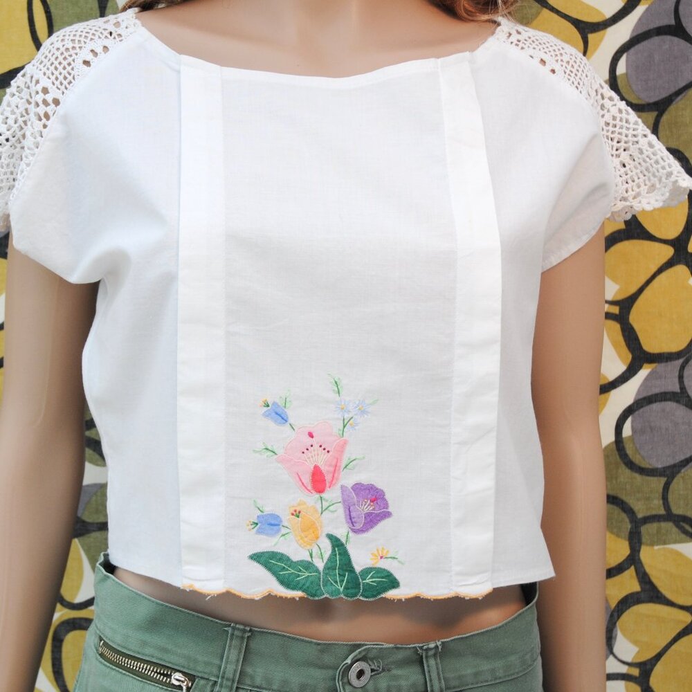 90s white crop top, appliqued flowers, crocheted sleeves, SUMMER FESTIVAL WEAR!